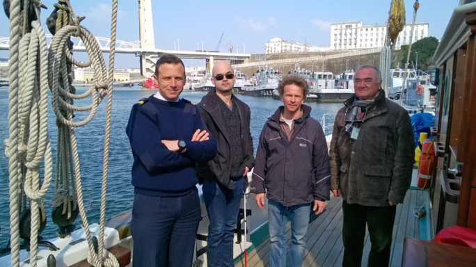 Photo sur le pont de la Belle Poule prise par Fred avec, de gauche à droite : Antoine, Arnaud, Mathieu et Jean-Claude