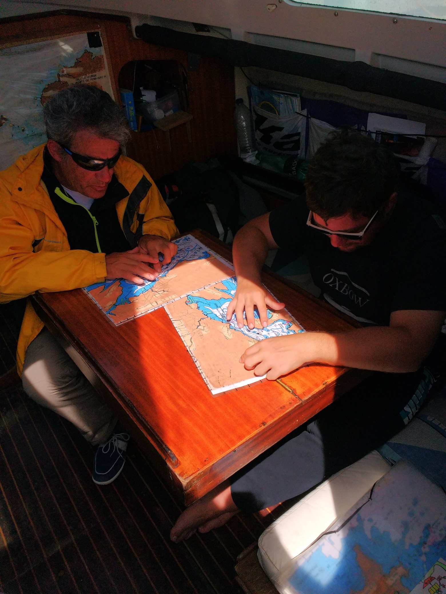 Didier et François explore les cartes en relief de la rade.
