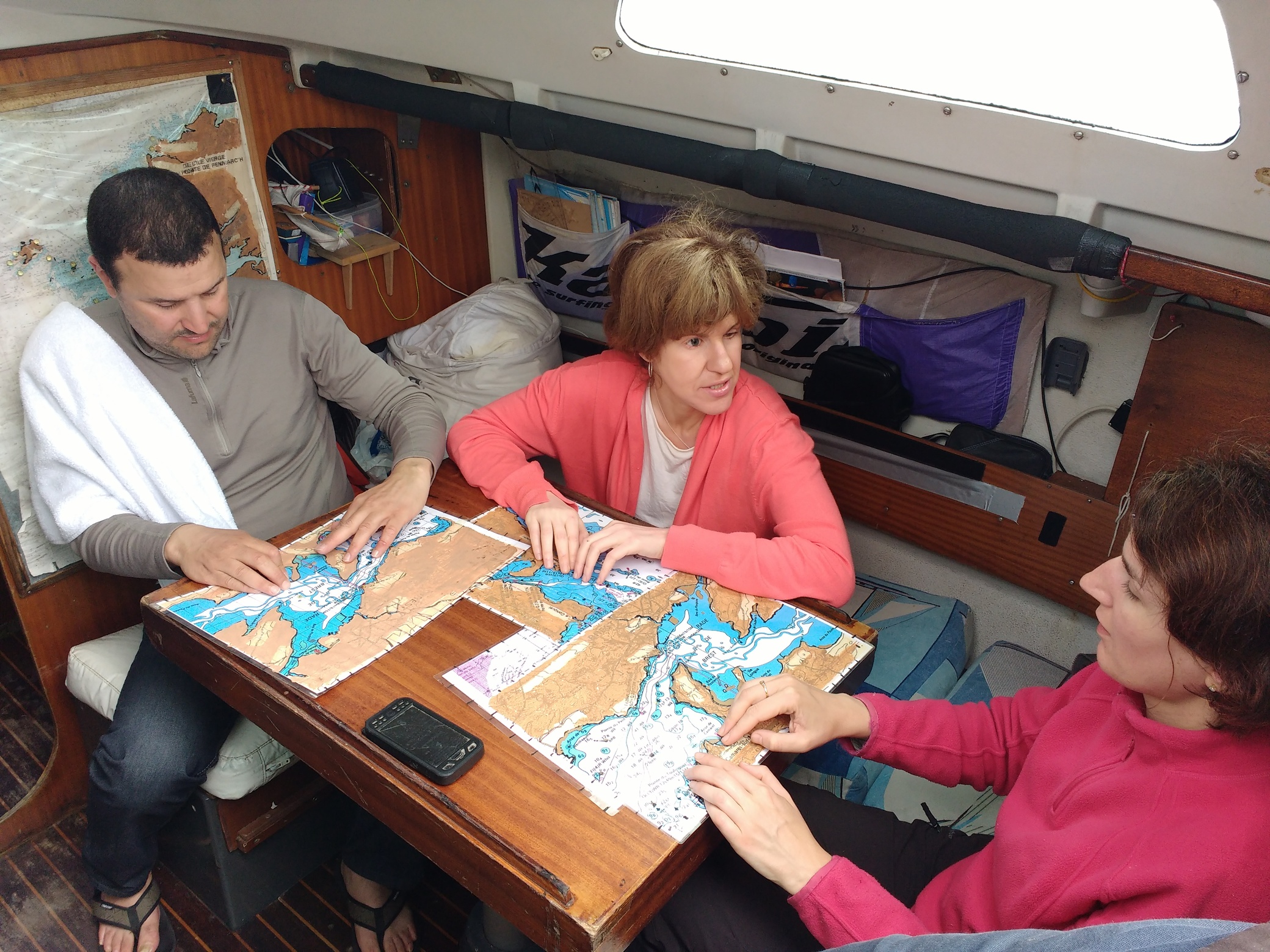 Lise, Lilia et Hichem prépare la navigation avec les cartes en relief.