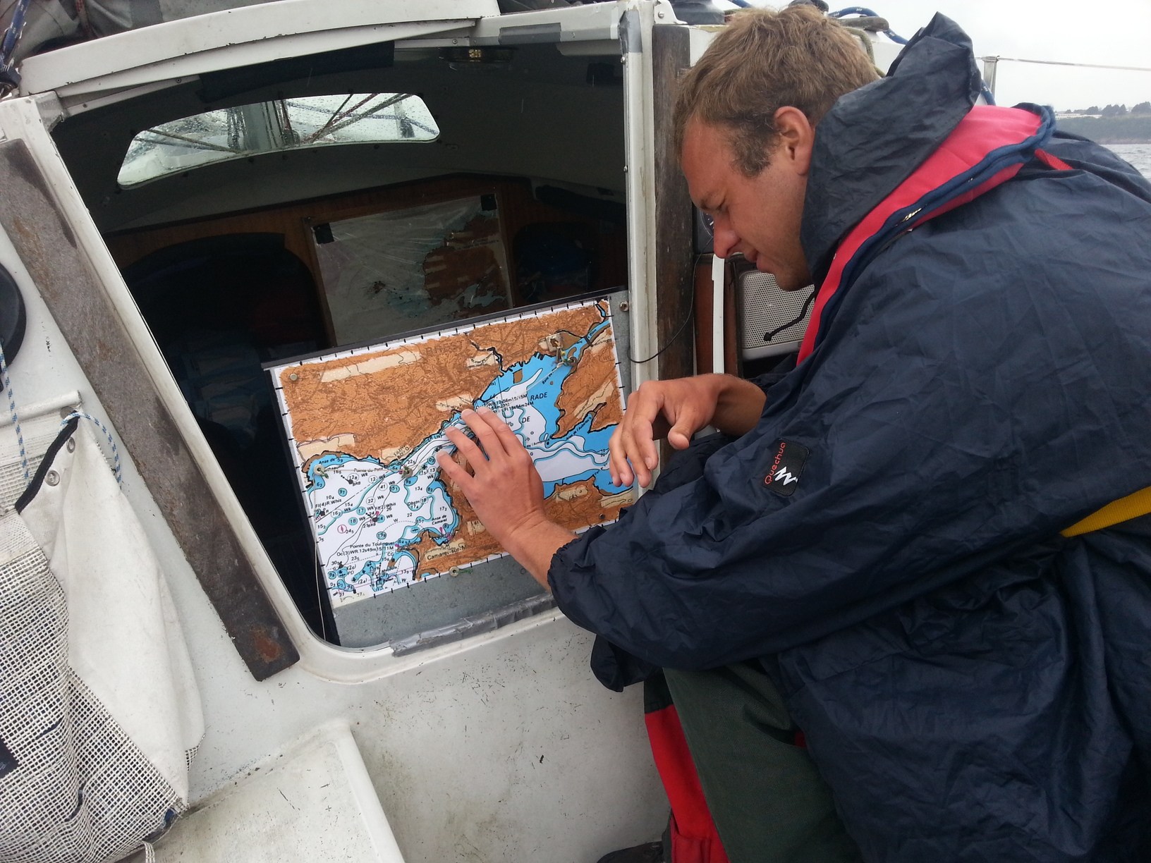 Olivier se repre sur la carte en relief affich sur le pont en cours de navigation