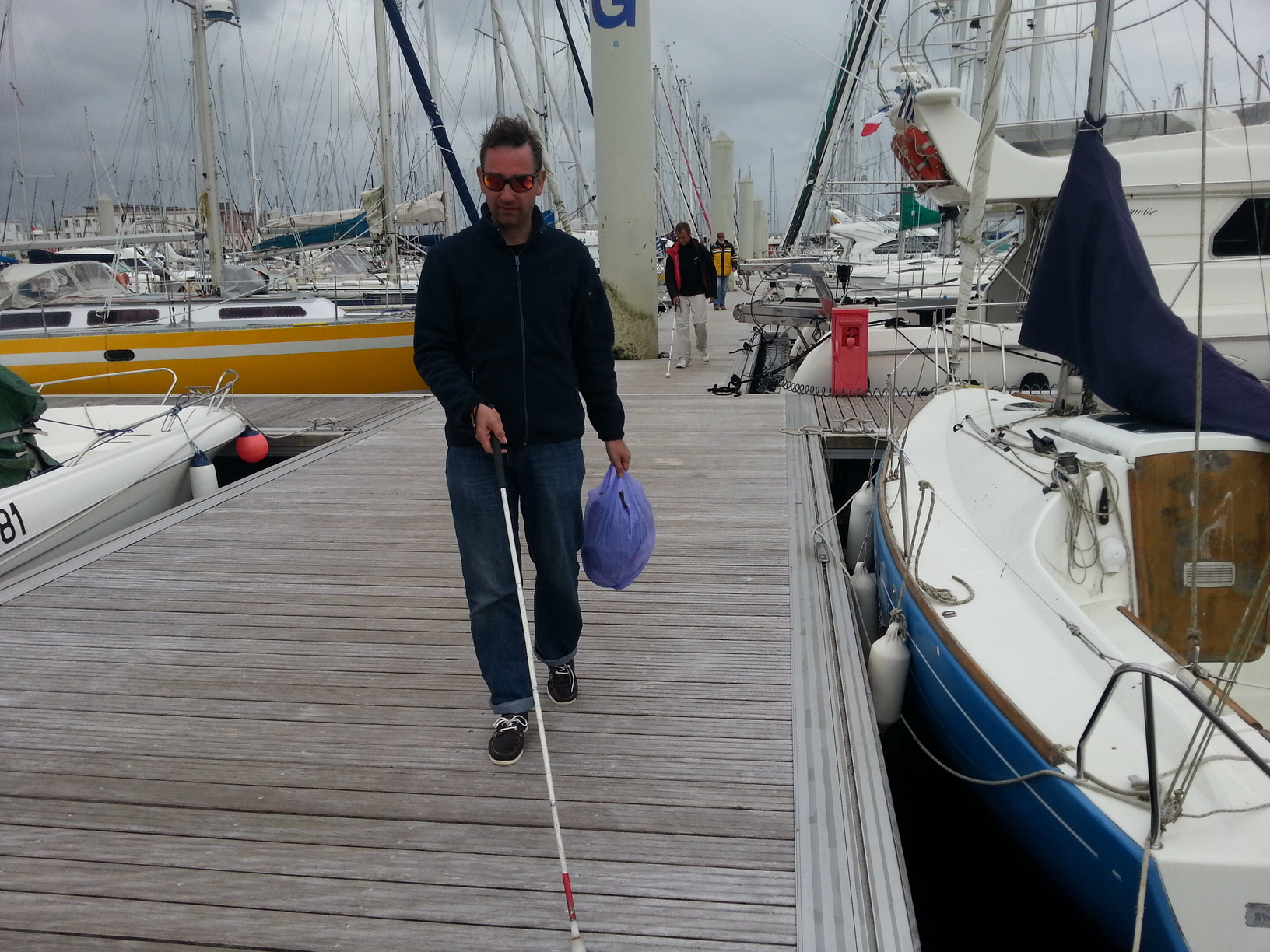 Mathieu et Olivier revienne seuls sur Sirius grâce à leur canne blanche et à la balise EOGuidage qui localise le bateau
