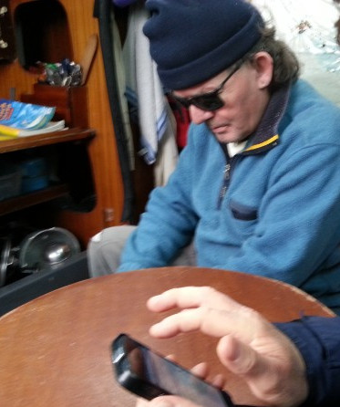 Préparation de la navigation avec SARA. Bruno créé le parcours sur son AîePhone, Ty jean écoute attentivement.