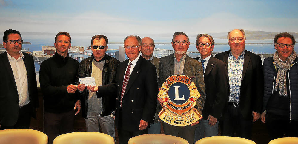 Pierre Cherrier, président du Lions Club remet un chèque de 800 euros à Bruno et Mathieu pour l'association ORION.